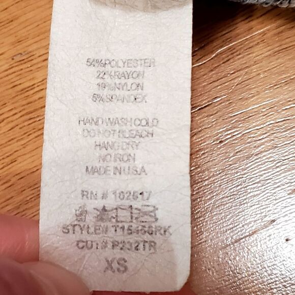 🔺️Soprano Gray Stripe Print Loose Knit Lightweight Sweater XSmall - Picture 8 of 8